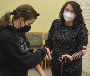 Rabi Megdal mengajar seorang siswa cara membungkus tefillin